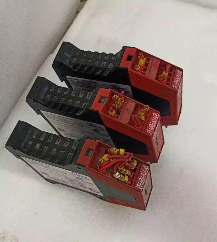 SCHNEIDER ELECTRIC XPS-AF5130 SAFETY RELAY 24V AC/DC LOT OF 3 PCS